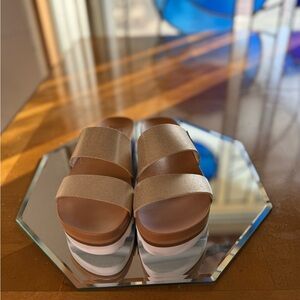 Brand: Reef / Style: Cushion Vista Hi / Color: Champagne / Size: 5M